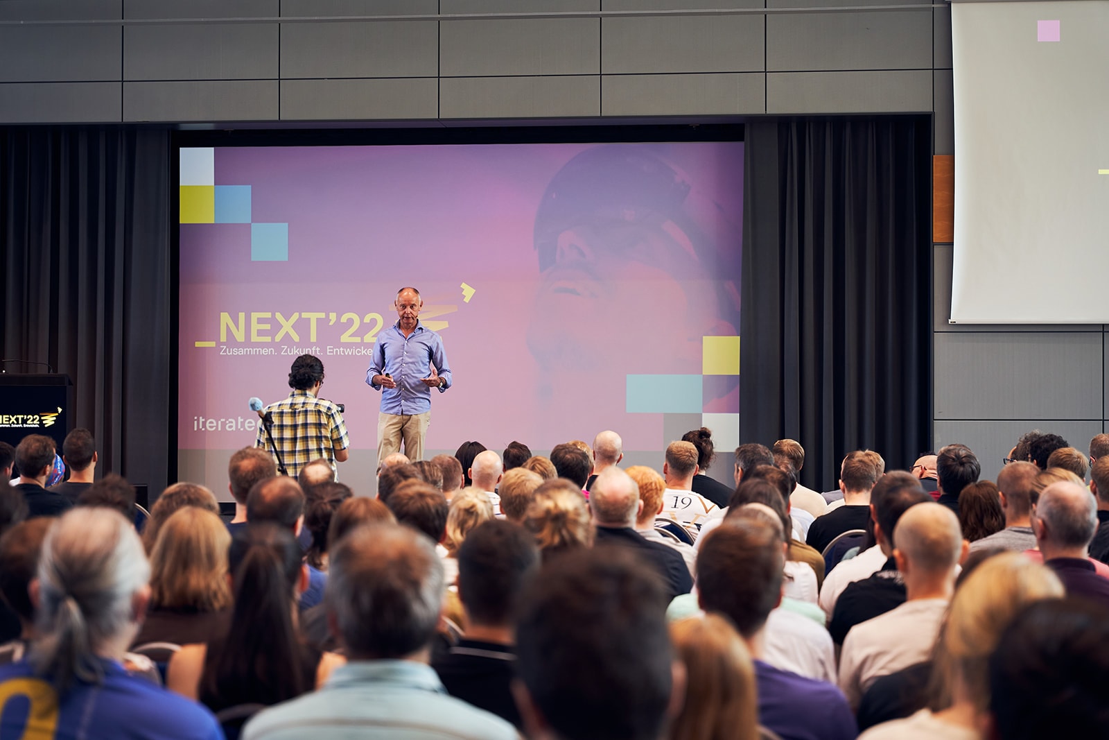 Iteratec NEXT Event presentation speaker on stage