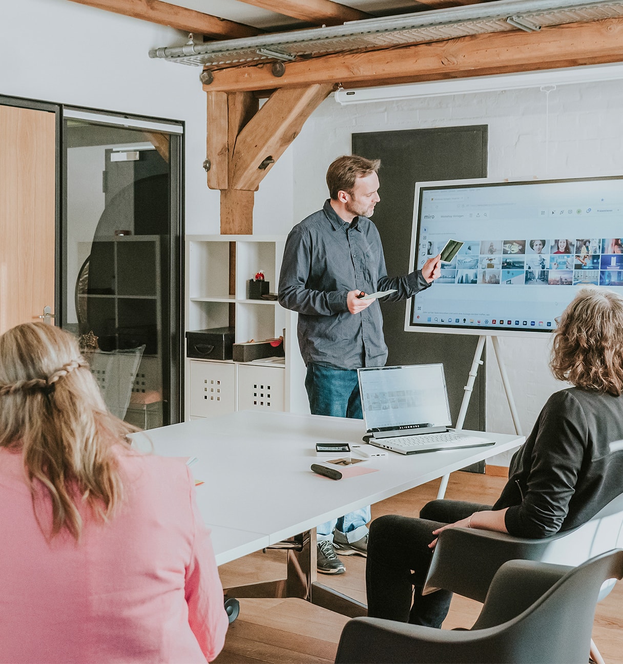 K16 Mitarbeiter halten einen Workshop